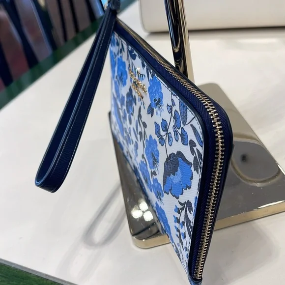 Kate Spade Lucy Vase Floral Medium L Zip Wristlet
Blue Multicolor / vase floral - Picture 13 of 16